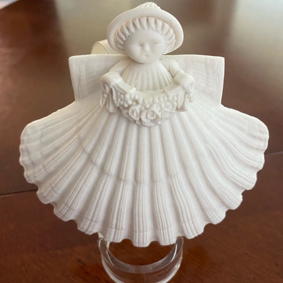 1995 Margaret Furlong Shell Ornament - Picture 3 of 6